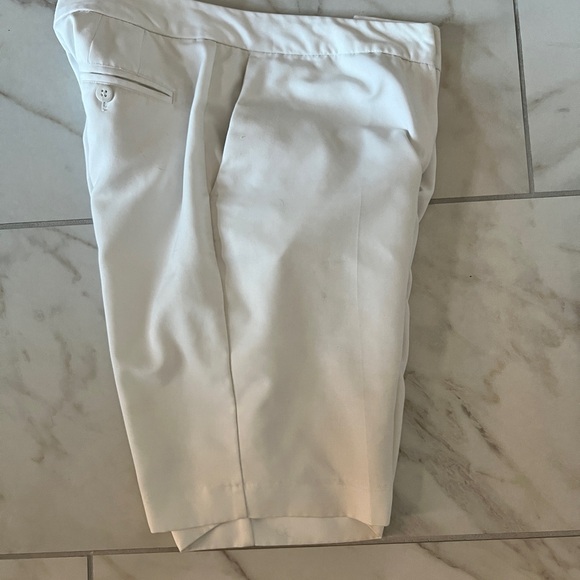 Izzy’s Women's White Shorts sz 2 - Picture 4 of 4